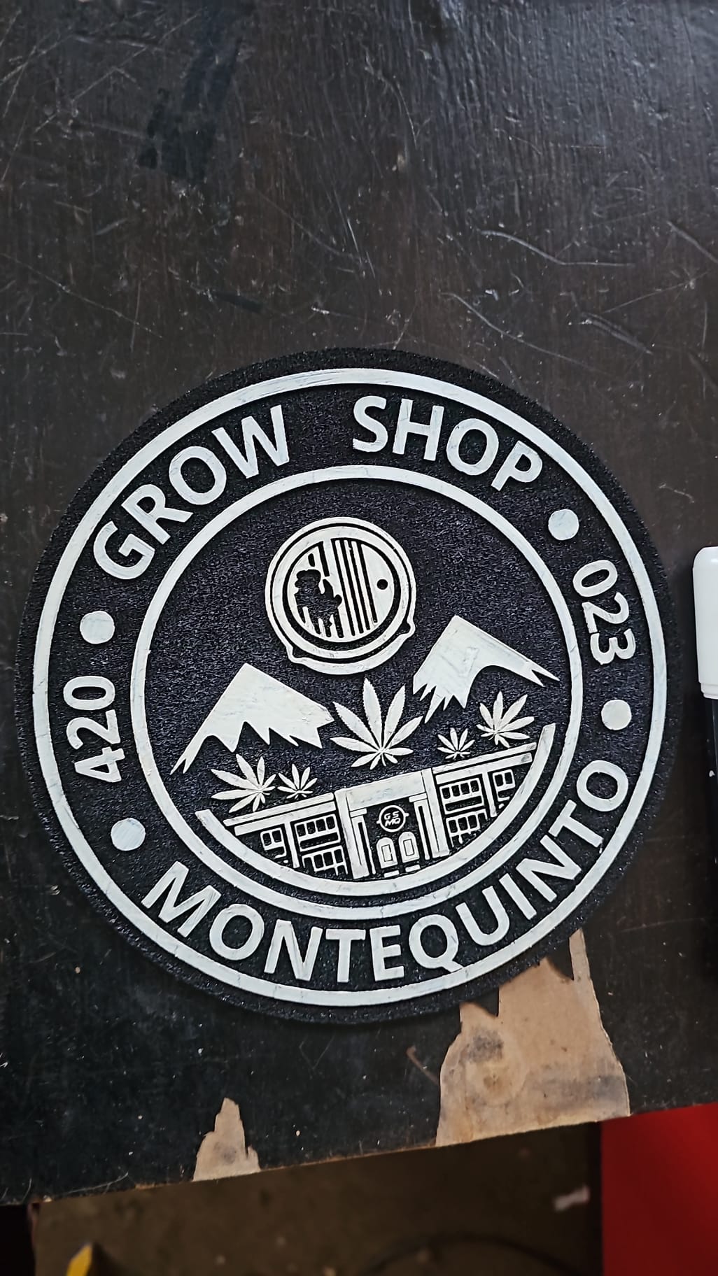 Logo en relieve para tienda